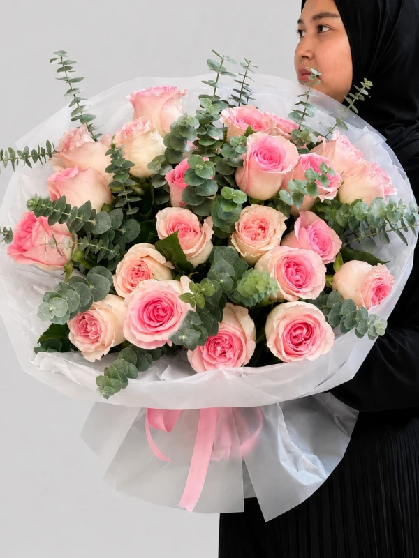 Букет "Mandala Rose" S — «Mandala Rose S» — нежный букет из 25 роз и 2 ветвей эвкалипта.